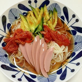 麺つゆでお手軽キムチのせ冷やしそうめん♪